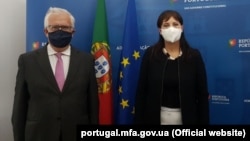 Міністр внутрішніх справ Португалії Едуарду Кабріта передав посолці України Інні Огнівець листа до вдови Ігоря Гоменюка 11 грудня