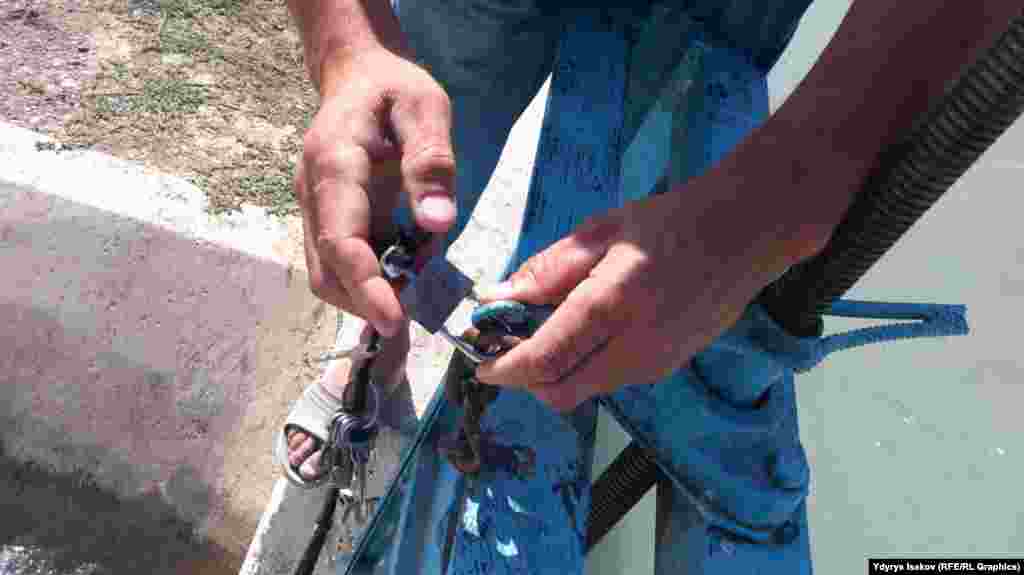 Суу бөлүштүрүүчү тосмолор кулпуланып турат.