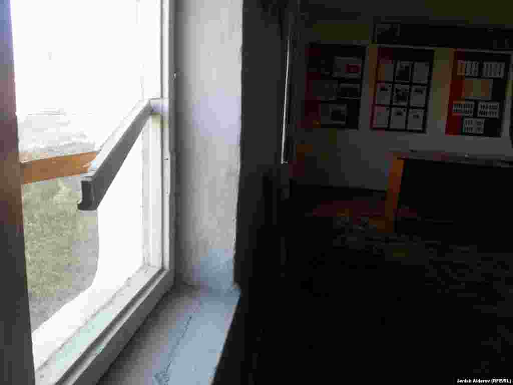 Кээ бир терезелердин жыгачтары да сынып кеткен. Окуя түндө мектеп кароолу үйүнө чай ичкени кеткен убакта болгон.&nbsp;