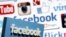 Facebook желісі логотипі басқа компаниялардың белгілерінің арасында тұр. (Көрнекі сурет)