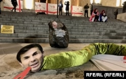 Чучело Путина в мусорном мешке и «Иванишвили-змея»