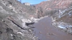 В реку Майлуу-Суу попадает нефть