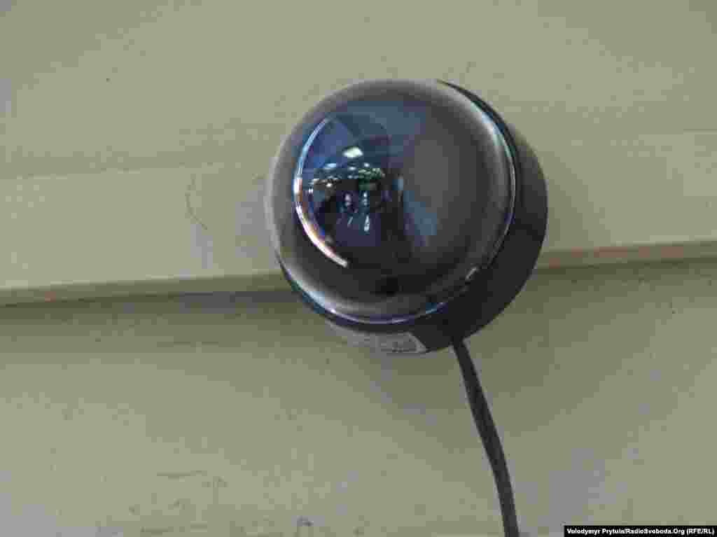 У Криму на всіх виборчих дільницях встановлені веб-камери. Голова кримської організації Партії регіонів Василь Джарти заявив, що відеоспостереження забезпечить прозорість виборів. Разом із тим, спостерігачі опозиційних партій розцінюють відеонагляд за голосуванням як одну з форм тиску провладних сил на виборців і членів виборчих комісій. Більше про це. Сімферополь, 31 жовтня