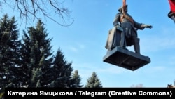 Під час демонтажу пам’ятника Петру Першому в Полтаві, 25 лютого 2025 року