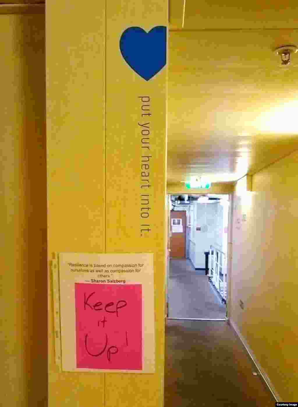 &laquo;Өзүңө жана башкаларга кайрымдуу болуу - эң чоң күч&raquo;. Кеме карантинге алынган күндөн тартып кагазга жазылып, палубанын ар кайсы бурчуна чапталган сөздөрдүн бири.&nbsp;