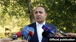 Премьер-министр Армении Овик Абрамян беседует с журналистами (архив)