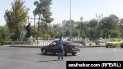 Aşgabat, polisiýa işgäri ýolda dur. 18-nji awgust, 2014.