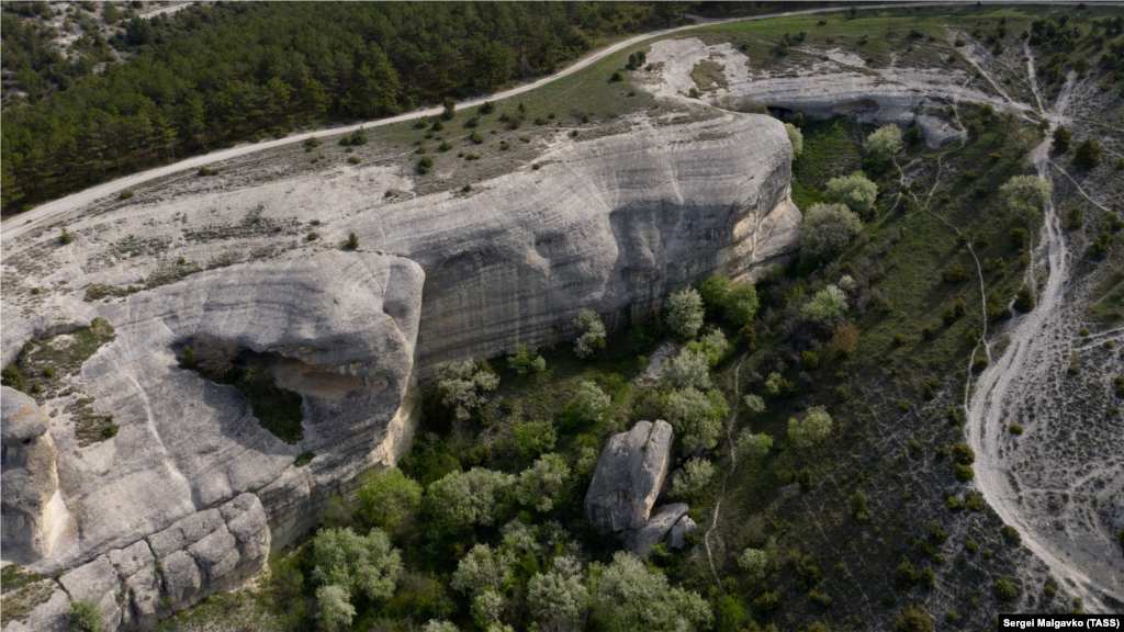 Çürük-Su özeni vadiysinde Eski şeerniñ civarındaki dağlar&nbsp;