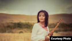 Акын, обончу, ырчы кытайлык кыргыз кыз Гүлмира Макелек кызы.