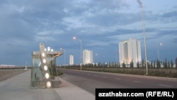 Awazanyň ýeke-täk köçesiniň ugrunda awtobus duralgalary baram bolsa, henize çenli bu köçe boýunça gatnaýan awtobus ýok. Awaza, iýun, 2012.