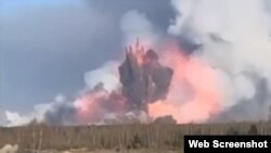 Момент первого взрыва на 51-м арсенале Главного ракетно-артиллерийского управления Минобороны в Барсове, 22 апреля 2025 года