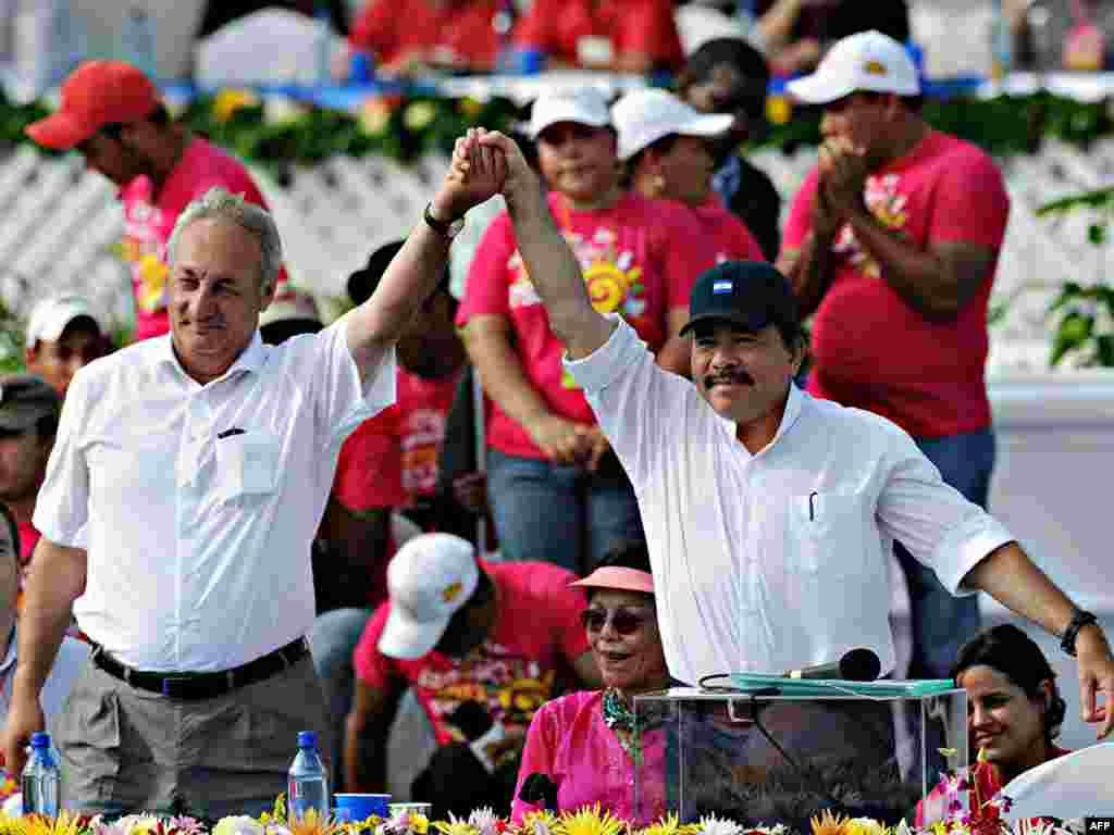 Никарагуанын президенти Даниел Ортега менен Сергей Багапш эл арасында.  - Никарагуанын президенти Даниел Ортега менен Сергей Багапш эл арасында. Манагуа ш., 2010-жылдын 19-июлунда.