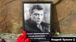 Борис Немцовдун элесине арналган элдик мемориалдагы сүрөт.