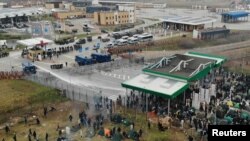 Польша менен Беларустун чек арасында жайгашкан "Бружи-Кузница" өткөрмө бекетиндеги абал.