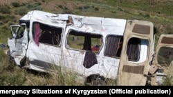 "Мерседес-Бенц Спринтер" после столкновения с большегрузом на перевале Кубакы.