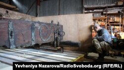 Лафет у реставраційному ангарі Національного заповідника «Хортиця»