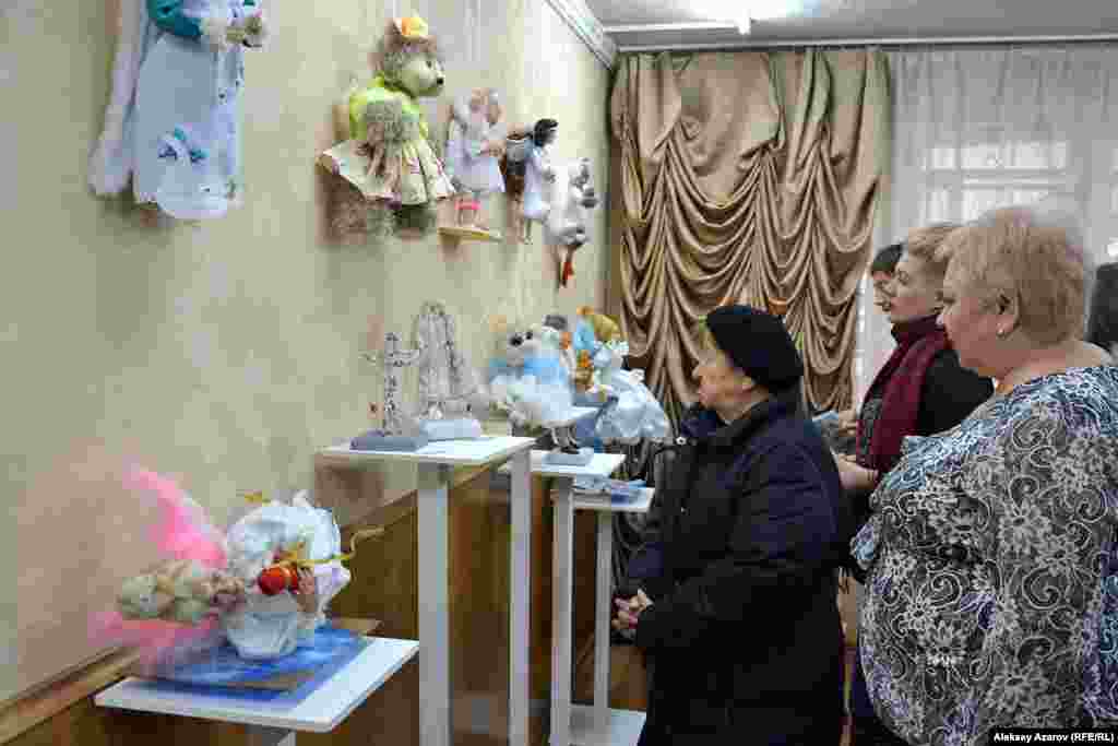 На выставке, по словам ее организаторов, экспонируется 30 кукол. Еще три куклы в пути &ndash; их отправили по почте из зарубежья. Среди участников выставки заявлены граждане Казахстана, Германии, Израиля, России и Украины.