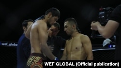 Нурсултан Рузибоев (солдо) менен Алтынбек Арыкбаев (оңдо) беттеш алдында. “WEF 85 proffight 36” мелдеши. Кара-Суу. 18-август, 2019-жыл. 