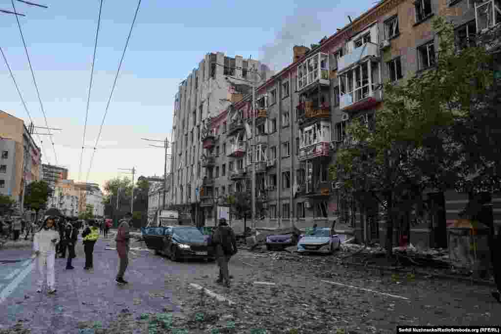 Улицы пришлось разбирать от осколков