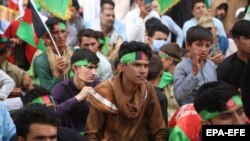 Афганці під національними прапорами вийшли на вулиці, щоб відзначити День незалежності. Афганістан, Джелалабад, 19 серпня 2021 року 