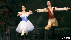 Народні артисти України, солісти Національної опери України Катерина Кухар (Жизель) та Олександр Стоянов (граф Альберт) у балеті «Жизель» Адольфа Адана 