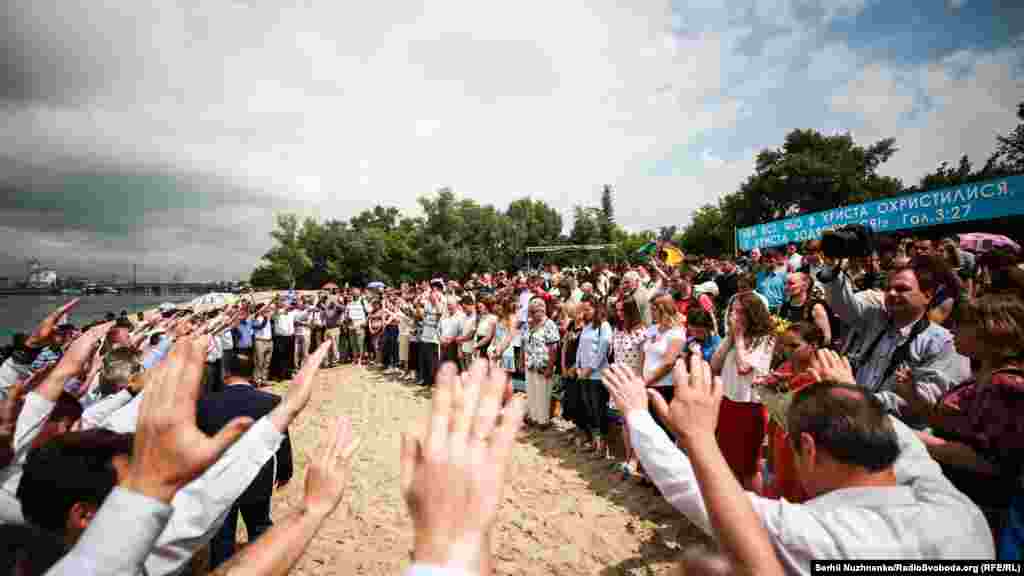 Закінчується процесія загальною молитвою, церква молиться за них, благословляє та приймає їх як своїх членів