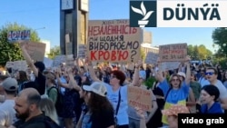 Ukrain protestçileri korrupsiýa garşy guramalary "garaşsyzlyklaryndan mahrum edýän kanuna" garşy çykýar.