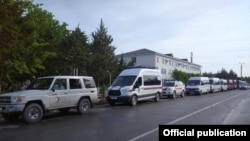 Эвакуацияланган жарандарды үйлөрүнө жөнөтүү үчүн уюштурулган машинелер. Баткен, 9-май, 2021-жыл. 