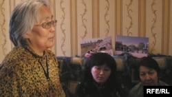 Жұмысшылар қозғалысы» қоғамдық ұйымының төрағасы Сақып Жаңабаева баспасөз-мәслихатының ашылуында сөз сөйлеп тұр. Отырғандар оңнан солға қарай: Ольга Оразбаева,  Сәуле Смағұлова. Алматы, 8 наурыз, 2010 жыл.