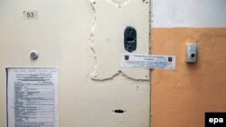 Опечатанная дверь офиса Amnesty International в Москве