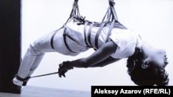 Стоп-кадр видео-арта Толкын Сакбаевой.  