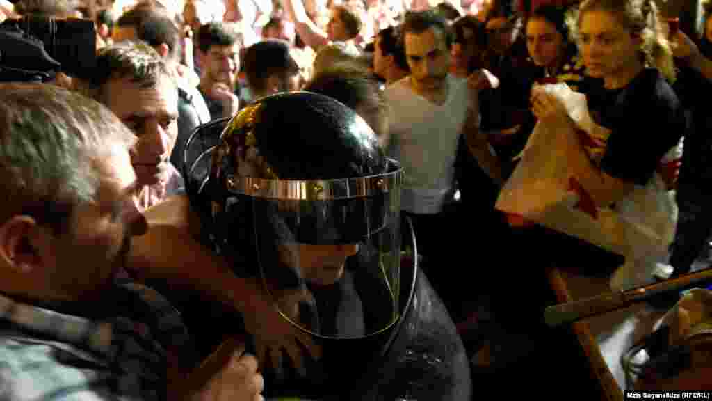 Украинада жүрген саясаткер Михаил Саакашвили наразыларды қолдап, полицияны халық жағына шығуға шақырды.&nbsp; &nbsp;