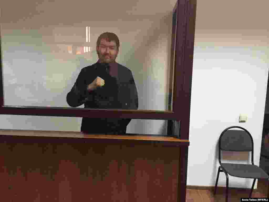 Гражданский активист Талгат Аян в зале суда.