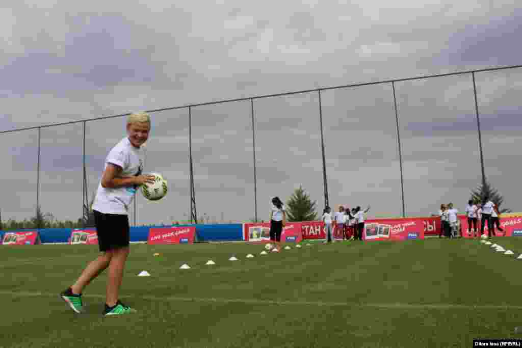 Собравшиеся на фестивале школьницы получили возможность получить первый урок футбола под руководством тренеров. Было сформировано 11 групп участниц по 20 школьниц.