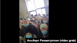 Уфада Хөкүмәт йортына килүчеләр. 