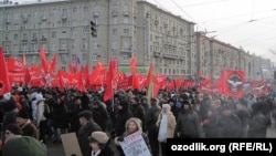 Ресей солшылдары Болотный алаңына келе жатыр.  4 ақпан 2012 жыл. 