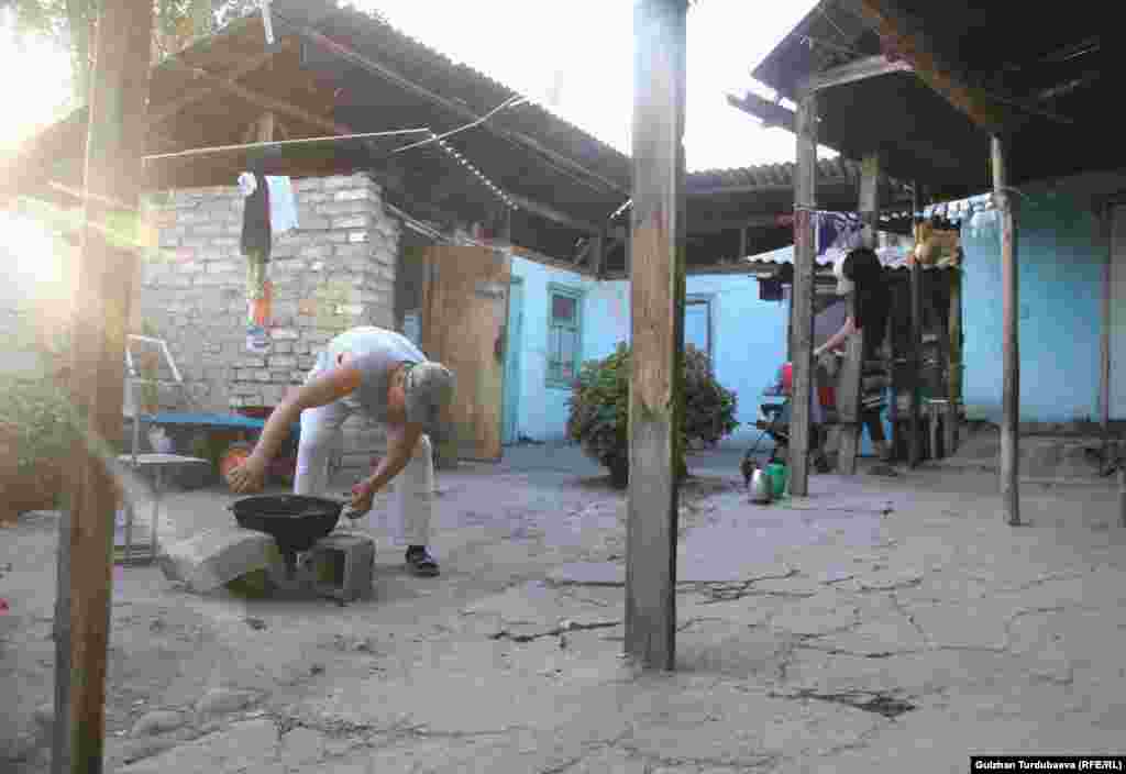 Ош базарынын айланасындагы турак жайлар. Электр энергиясын үнөмдөө үчүн короонун так ортосуна очок орнотуп, тамак жасагандар бар.&nbsp; &nbsp;