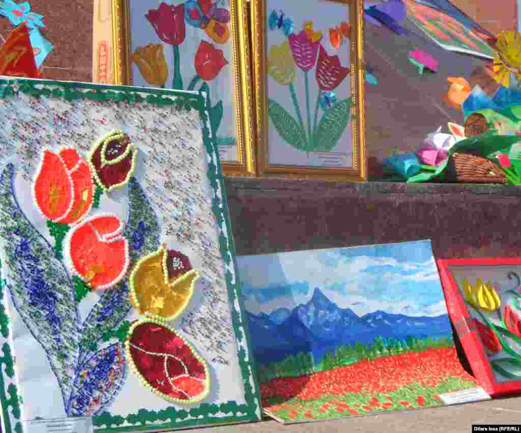 Картины на выставке на &laquo;Праздник тюльпана&raquo;.&nbsp;