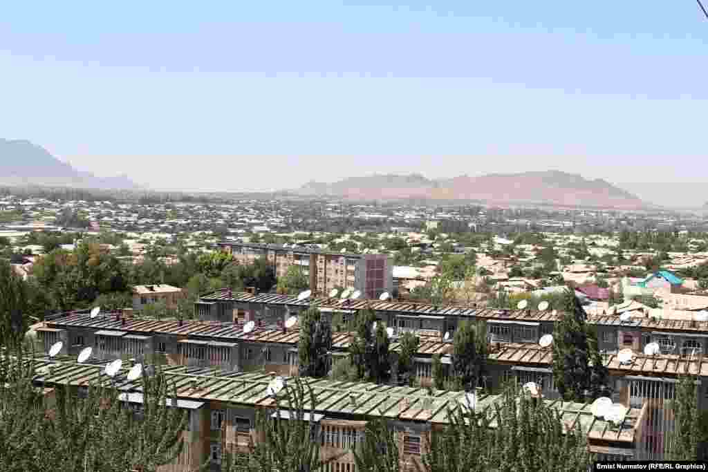 Ош кичирайонундагы көп кабаттуу үйлөр. Шаарда учурда 600дөй көп кабаттуу турак жай бар.