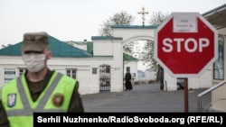 Патрулювання біля Києво-Печерської лаври, яку на правах оренди використовує УПЦ (МП), й котру закрили на карантин через спалах на її території коронавірусу. Київ, 13 квітня 2020 року