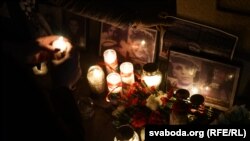 Партрэт Рамана Бандарэнкі сярод іншых партрэтаў ахвяраў рэжыму Лукашэнкі. Акцыя каля амбасады Беларусі ў Вільні. 12 лістапада 2024