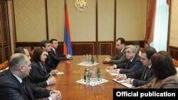 Նախագահ Սերժ Սարգսյանը հանդիպում է Բարձրաստիճան պաշտոնյաների էթիկայի հանձնաժողովի անդամների հետ, 10 հունվարի, 2012