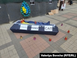 На акцію протесту в Дніпрі принесли символічну труну, 23 липня 2025 року