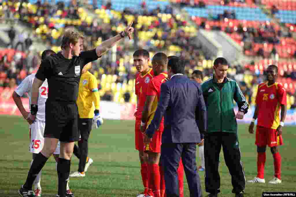 Оюн талаасында бири-бирине кол көтөргөндүгү үчүн Кыргызстан курама командасынын оюнчусу Кум Мака жана тажик командасынын оюнчусу Далер Тухтахуновго оюндун калысы кызыл карта көргөзүп, оюндан чыгарууда.