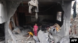 Газанын Нусейрат шаарында талкаланган үйдөгү балдар, 9-июнь, 2024-жыл