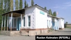 Школа №52 в айыльном аймаке Багыш Сузакского района, куда придут учиться дети в новом учебному году.