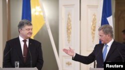 Президент України Петро Порошенко (ліворуч) і президент Фінляндії Саулі Нііністьо під час прес-конференції в президентському палаці в Гельсінкі, Фінляндія, 24 січня 2017 році

