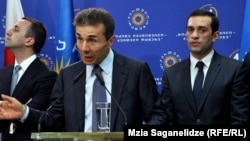 Иванишвили не стал вдоваться в подробности, посетовал лишь, что Аласания по молодости своей допускает "маленькие ошибки"