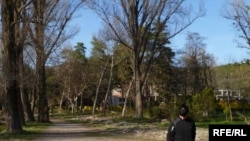 Мать Яна все-таки верит, что в Южной Осетии изменится отношение к подрастающему поколению. Власти обязаны понять, что, отказывая детям в заботе, государство теряет будущее