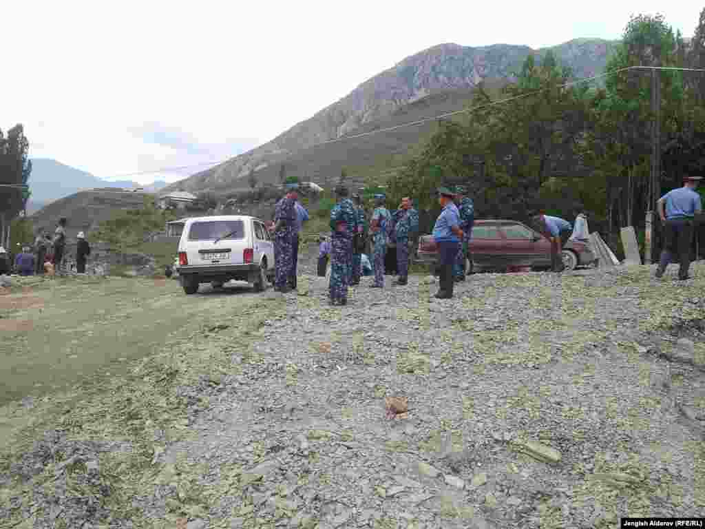 27-майдагы сел кырсыгында дайынсыз жоголгон үч жаштагы Эльдар Жороевди издөө иштери уланып жатканын Өзгөчө кырдаалдар министрлигинин Баткендеги өкүлчүлүгү кабарлады. Маалыматтар боюнча, бала кырсыкка кабылган &quot;Хонда CRV&quot; автоунаасында болгон.